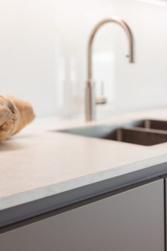 Auch das Becken mit praktischer Unterteilung ist flächenbündig eingebaut